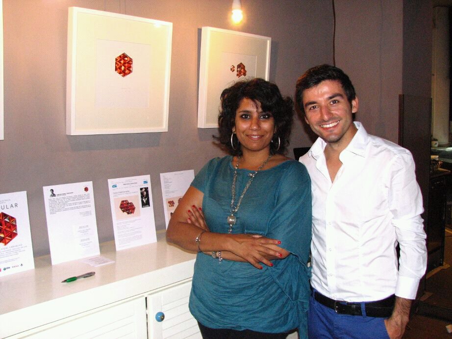 Chiara Mambro junto al artista nacional Carlos Vidal, en la inauguración de su exposición en Italia. Foto: cortesía Sinopsis Australis.